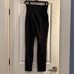 Maternity leggings with pockets.